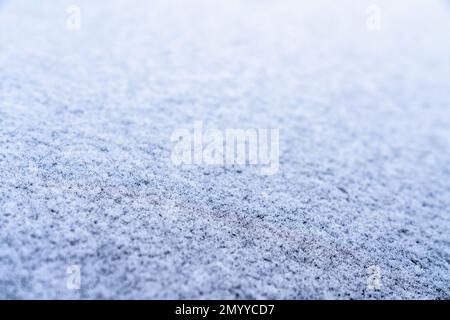 Oberfläche mit einer Eisschicht mit geringer Schärfentiefe bedeckt Stockfoto