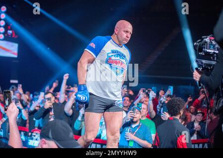 LOS ANGELES, Kalifornien – 4. FEBRUAR: Fedor Emelianenko bereitet sich auf den Kampf gegen Ryan Bader im Schwergewichtskampf während der Bellator 290-Veranstaltung auf dem Forum am 4. Februar 2023 in Los Angeles, Kalifornien, USA, vor. (Foto: Matt Davies/PxImages) Stockfoto