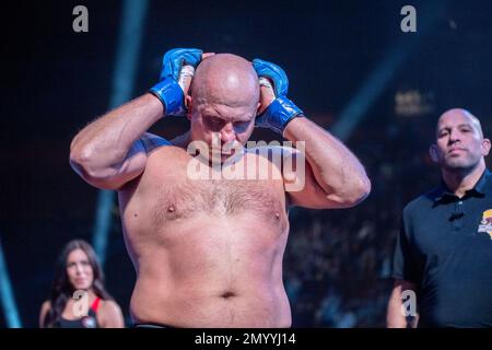 LOS ANGELES, Kalifornien – 4. FEBRUAR: Fedor Emelianenko bereitet sich auf den Kampf gegen Ryan Bader im Schwergewichtskampf während der Bellator 290-Veranstaltung auf dem Forum am 4. Februar 2023 in Los Angeles, Kalifornien, USA, vor. (Foto: Matt Davies/PxImages) Stockfoto