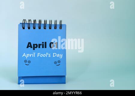 April 1 als Erinnerung an den Tag des Aprilscherzes auf dem Blue Desk Kalender. Festungskonzept. Stockfoto