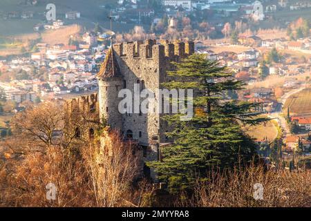 Castel Fontana in Tirol bei Merano in Trentino Südtirol - Italien mit Stadthintergrund . Wunderschöne, warme Farben Stockfoto