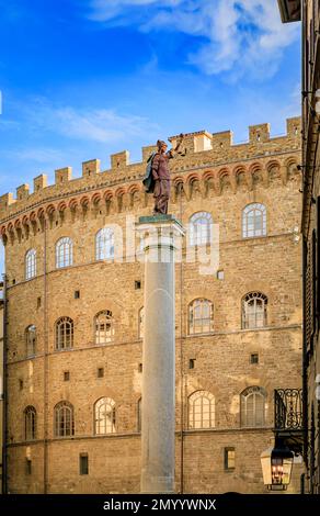 Die Lady-Justice-Statue auf der höchsten antiken römischen Säule, errichtet von den Medici auf der Piazza di Santa Trinita in Florenz, Toskana, Italien Stockfoto