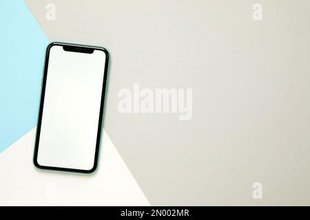MYKOLAIV, UKRAINE - 07. JULI 2020: IPhone 11 auf farbigem Hintergrund, Draufsicht. Modell für Konstruktion Stockfoto