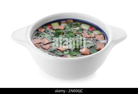 Köstliche kalte Okroshka mit Kvass isoliert auf weiß. Traditionelle russische Sommersuppe Stockfoto