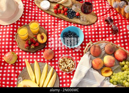 Köstliche Speisen und Getränke auf einer Picknickdecke, Blick über die Kulisse Stockfoto
