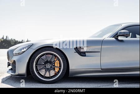 Calafat, Spanien, 18. April 2021: Detaillierte Seitenansicht eines mercedes benz AMG GT R, der im Wartebereich geparkt ist, bevor er zur Strecke fährt. Supercar-rallye Stockfoto