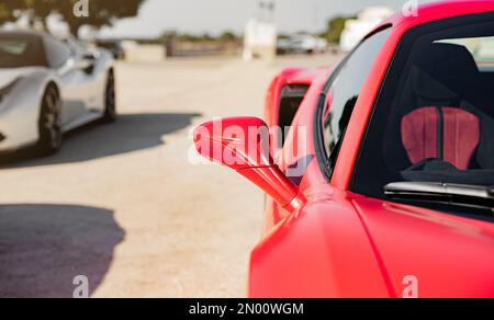 Calafat, Spanien, 18. April 2021: Detailansicht des Rückspiegels eines roten Ferrari 488 Pista Spider, der im Wartebereich geparkt ist, bevor er losfährt Stockfoto