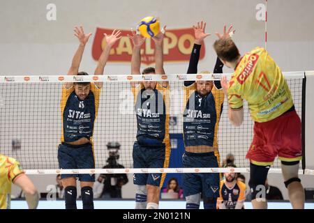 Vibo Valentia, Italien. 04. Februar 2023. Castellana grotte blockiert während des Del Monte Italian Cup A2 Men's Final – Tonno Callipo Vibo Valentia vs BCC Castellana Grotte, Italian Volleyball Men Cup in Vibo Valentia, Italien, Februar 04 2023 Kredit: Independent Photo Agency/Alamy Live News Stockfoto