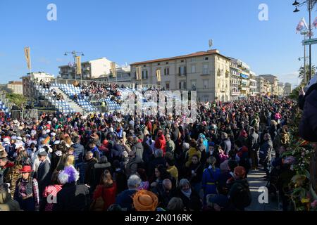 Viareggio, Italien. 04. Februar 2023. Zur Eröffnung der 150. Ausgabe des Viareggio Carnival fahren die Wagen mit Tausenden von Menschen entlang der Uferstraßen während der Carnevale di Viareggio Primo Corso, News in Viareggio, Italien, Februar 04 2023 Kredit: Unabhängige Fotoagentur/Alamy Live News Stockfoto