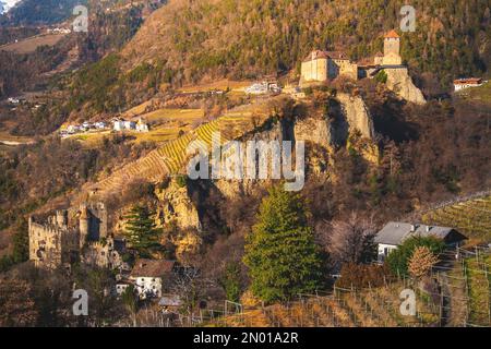 Castel Tirolo bei Merano in Trentino Südtirol - Italien - wunderschöne Herbstlandschaft in warmen Tönen Stockfoto