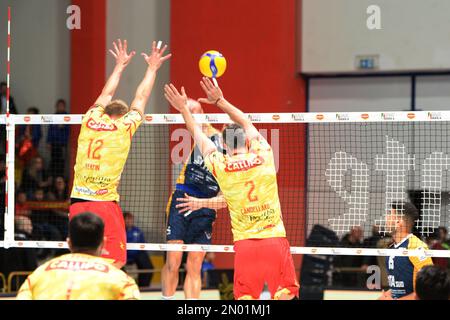 Vibo Valentia, Italien. 04. Februar 2023. Tonno Callipo Block während des Del Monte Italian Cup A2 Men's Final – Tonno Callipo Vibo Valentia vs BCC Castellana Grotte, italienischer Volleyball Men Cup in Vibo Valentia, Italien, Februar 04 2023 Kredit: Independent Photo Agency/Alamy Live News Stockfoto