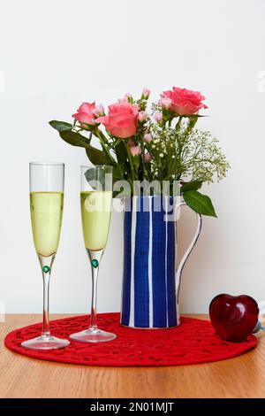 Geschenke und Blumen zum Valentinstag auf einem Tisch Stockfoto