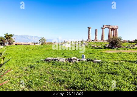 Tempel des Apollo im antiken Korinth, Halbinsel Peloponnes, Griechenland. Antike Korinth war einer der größten und wichtigsten Städte Griechenlands. Stockfoto