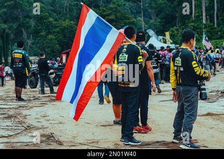 Pahang, Malaysia - 24. September 2022 Zuschauer aus Thailand mit der Flagge beim Rimba RAID. Stockfoto