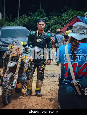 Pahang, Malaysia - 24. September 2022 Happy Motorradist at the finished line of the practice posing for Photographer. Stockfoto