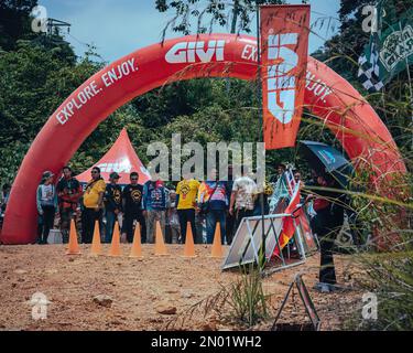 Pahang, Malaysia - 24. September 2022 Zuschauer warten auf das Enduro-Rennen. Stockfoto