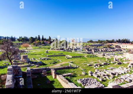 Tempel des Apollo im antiken Korinth, Halbinsel Peloponnes, Griechenland. Antike Korinth war einer der größten und wichtigsten Städte Griechenlands. Stockfoto