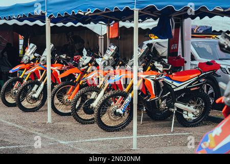 Pahang, Malaysia - 24. September 2022 Motorräder auf dem Parkplatz der Veranstaltung. Stockfoto