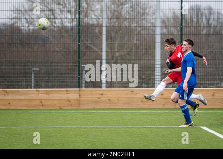 Leeds, Großbritannien. 4. Februar 2022 Amateurfußballer, die Fußball spielen. Headingley AFC im Vergleich zu Silsden AFC. Herren-football-Liga am samstag. Stockfoto