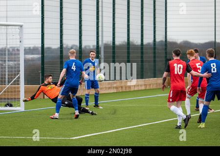 Leeds, Großbritannien. 4. Februar 2022 Amateurfußballer, die Fußball spielen. Headingley AFC im Vergleich zu Silsden AFC. Herren-football-Liga am samstag. Stockfoto