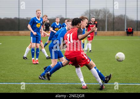 Leeds, Großbritannien. 4. Februar 2022 Amateurfußballer, die Fußball spielen. Headingley AFC im Vergleich zu Silsden AFC. Herren-football-Liga am samstag. Stockfoto