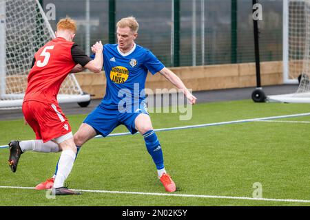 Leeds, Großbritannien. 4. Februar 2022 Amateurfußballer, die Fußball spielen. Headingley AFC im Vergleich zu Silsden AFC. Herren-football-Liga am samstag. Stockfoto