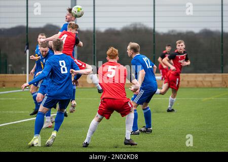 Leeds, Großbritannien. 4. Februar 2022 Amateurfußballer, die Fußball spielen. Headingley AFC im Vergleich zu Silsden AFC. Herren-football-Liga am samstag. Stockfoto