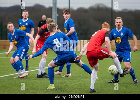 Leeds, Großbritannien. 4. Februar 2022 Amateurfußballer, die Fußball spielen. Headingley AFC im Vergleich zu Silsden AFC. Herren-football-Liga am samstag. Stockfoto