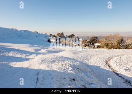 Schneebedeckte Hügel und Winterszenen auf Cleeve Hill, Gloucestershire Stockfoto