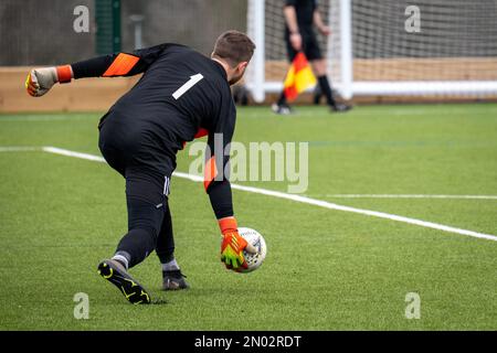 Leeds, Großbritannien. 4. Februar 2022 Amateurfußballer, die Fußball spielen. Headingley AFC im Vergleich zu Silsden AFC. Herren-football-Liga am samstag. Stockfoto