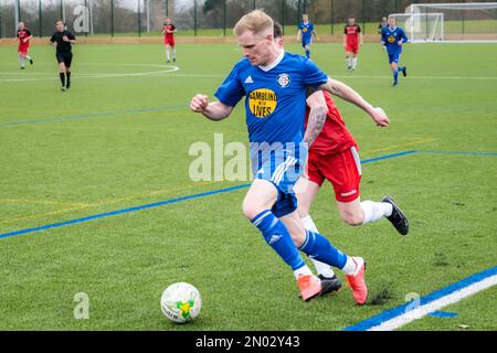 Leeds, Großbritannien. 4. Februar 2022 Amateurfußballer, die Fußball spielen. Headingley AFC im Vergleich zu Silsden AFC. Herren-football-Liga am samstag. Stockfoto