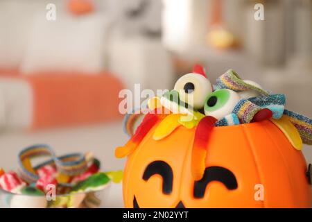 Halloween-Leckereimer mit verschiedenen Süßigkeiten drinnen, Nahaufnahme Stockfoto