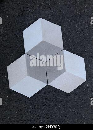 Sechskant, optische Täuschung, Fliesen auf Schwarz Stockfoto