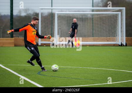 Leeds, Großbritannien. 4. Februar 2022 Amateurfußballer, die Fußball spielen. Headingley AFC im Vergleich zu Silsden AFC. Herren-football-Liga am samstag. Stockfoto