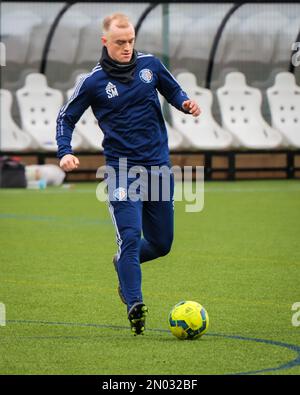 Leeds, Großbritannien. 4. Februar 2022 Amateurfußballer, die Fußball spielen. Headingley AFC im Vergleich zu Silsden AFC. Herren-football-Liga am samstag. Stockfoto