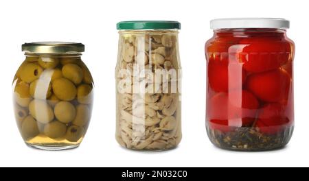 Set aus Gläsern mit eingelegten Tomaten, Oliven und Pilzen auf weißem Hintergrund. Bannerdesign Stockfoto