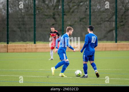 Leeds, Großbritannien. 4. Februar 2022 Amateurfußballer, die Fußball spielen. Headingley AFC im Vergleich zu Silsden AFC. Herren-football-Liga am samstag. Stockfoto