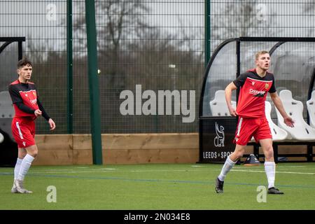 Leeds, Großbritannien. 4. Februar 2022 Fußballer beschweren sich über das Ziehen von Trikots und fragen nach einem Freekick vom Fußballrichter. Headingley AFC im Vergleich zu Silsden AFC. Stockfoto