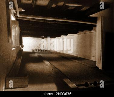 British Pubs Inns & Taverns - Ein ca. 1940 altes Foto der alten Bowlingbahn im alten Flügel des Methuen Arms, Corsham, bekannt 1940 für die Erhaltung des alten Schachbretts oder Rautenlochs-Symbols rund um die Bartür und die Bowlingbahn. Stockfoto