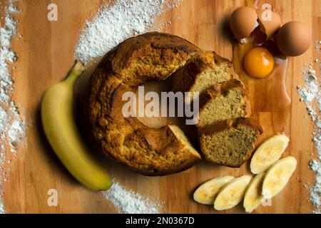 Bananenbrot ist eine Brotsorte, die aus dem Fruchtfleisch der Bananenfrucht hergestellt und in der Regel mit chemischer Hefe hinterlegt wird. Stockfoto