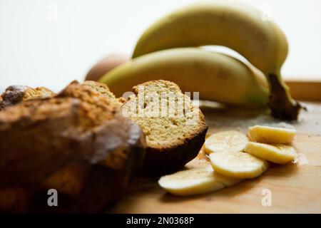 Bananenbrot ist eine Brotsorte, die aus dem Fruchtfleisch der Bananenfrucht hergestellt und in der Regel mit chemischer Hefe hinterlegt wird. Stockfoto