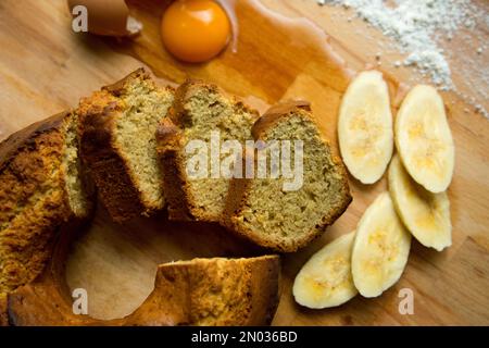 Bananenbrot ist eine Brotsorte, die aus dem Fruchtfleisch der Bananenfrucht hergestellt und in der Regel mit chemischer Hefe hinterlegt wird. Stockfoto