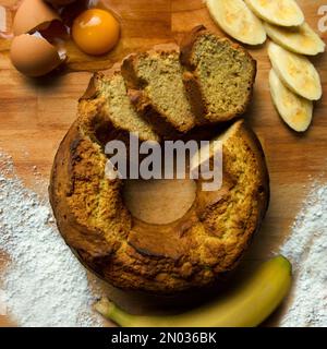 Bananenbrot ist eine Brotsorte, die aus dem Fruchtfleisch der Bananenfrucht hergestellt und in der Regel mit chemischer Hefe hinterlegt wird. Stockfoto