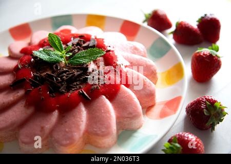 Roter Bayerisch. Bayerische Sahne, Crème Bavaroise oder einfach Bavarois ist ein Dessert, bestehend aus verdickter Milch mit Eiern und Gelatine Stockfoto