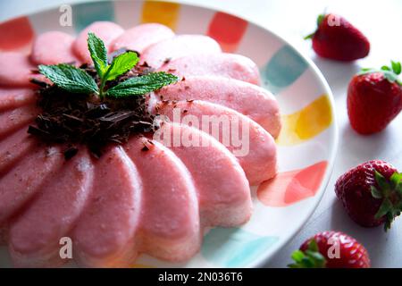 Roter Bayerisch. Bayerische Sahne, Crème Bavaroise oder einfach Bavarois ist ein Dessert, bestehend aus verdickter Milch mit Eiern und Gelatine Stockfoto