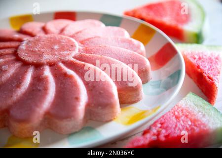 Roter Bayerisch. Bayerische Sahne, Crème Bavaroise oder einfach Bavarois ist ein Dessert, bestehend aus verdickter Milch mit Eiern und Gelatine Stockfoto