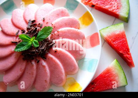 Roter Bayerisch. Bayerische Sahne, Crème Bavaroise oder einfach Bavarois ist ein Dessert, bestehend aus verdickter Milch mit Eiern und Gelatine Stockfoto