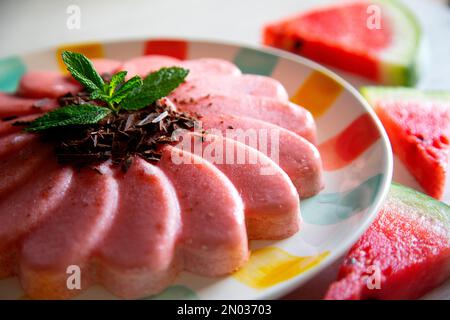 Roter Bayerisch. Bayerische Sahne, Crème Bavaroise oder einfach Bavarois ist ein Dessert, bestehend aus verdickter Milch mit Eiern und Gelatine Stockfoto