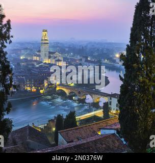 Panoramablick auf das historische Stadtzentrum von Verona, Brücke Ponte Pietra über den Fluss Adige, Region Veneto, Italien. Verona Stockfoto