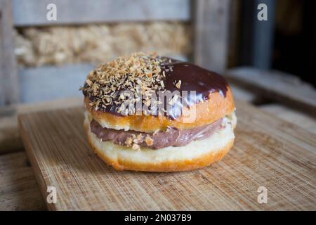 Eine berlina ist eine kugelförmige Zubereitung aus süßem Teig, der in Fett oder Öl gebraten und mit Marmelade oder einer Art Sahne gefüllt ist. Stockfoto